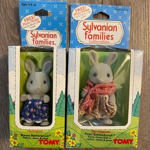VTG Sylvanian Families Pearl & Breezy Babblebrook Lot Epoch #2854, #2858
Calico
